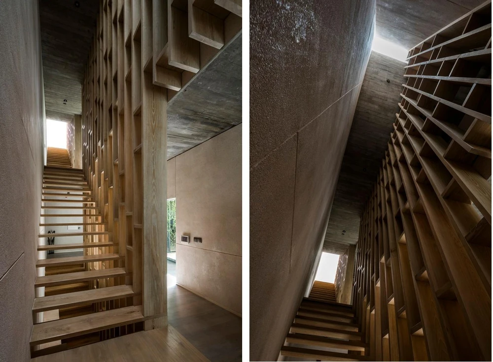 Lối cầu thang được thiết kế đặc biệt, bên cạnh hành lang hình dạng của kệ sách.