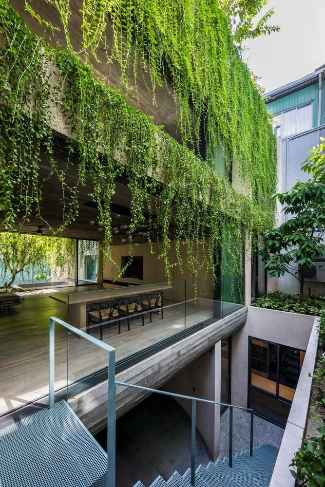 Hình khối công trình từ bên ngoài nhìn như một chiếc hộp vuông vắn đơn giản.