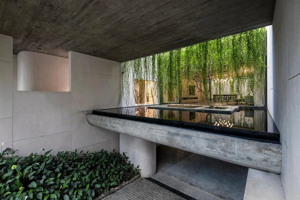 Tầng lửng có rất nhiều cách trang trí khác nhau như sử dụng lan can kính cường lực, lan can sắt mỹ nghệ, cửa kính để ngăn phòng…