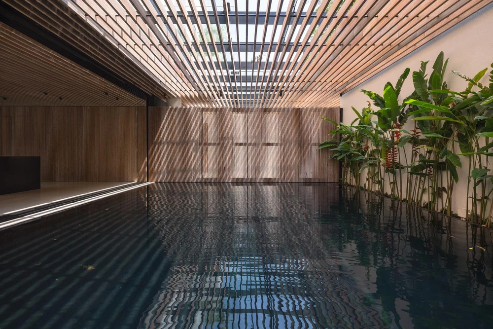 Bể cá bên cạnh phòng khách làm dịu mát không gian sống.