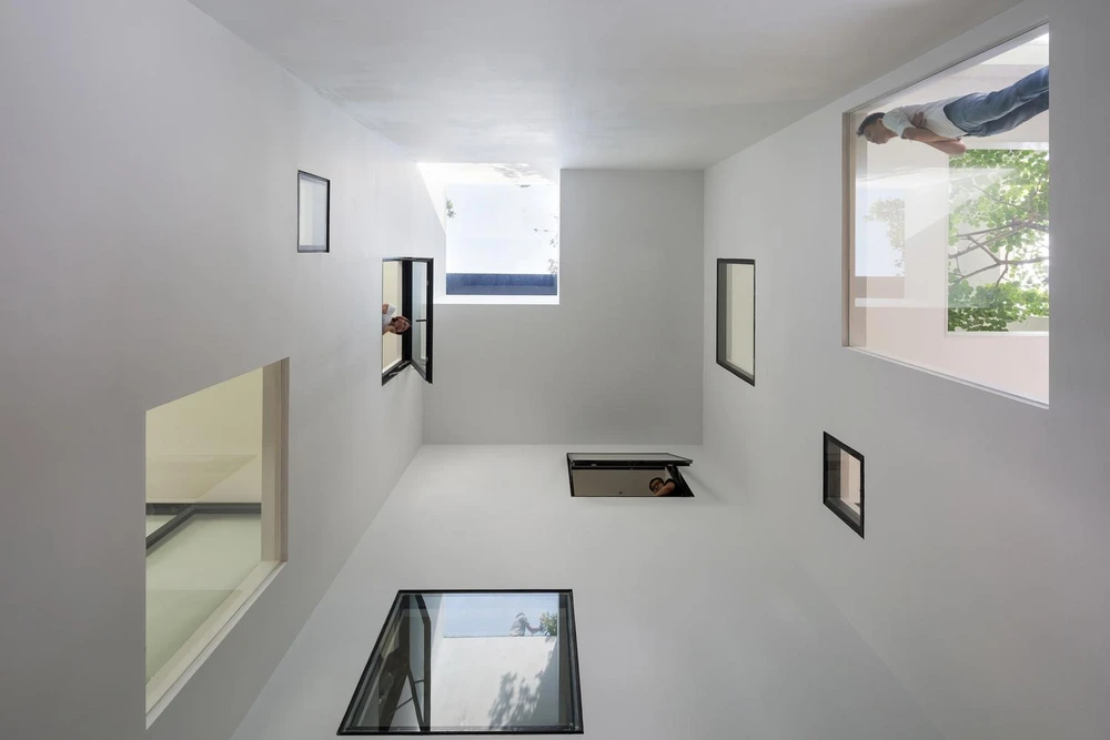 Thay vì mở ra bốn phía xung quanh, kiến trúc tạo ra sự kết nối theo chiều dọc giữa ngôi nhà và bầu trời.