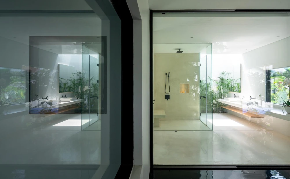 Khu phòng vệ sinh tràn ngập ánh sáng.