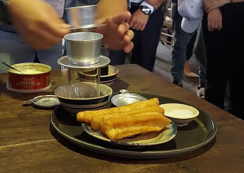 Tại đây du khách được thưởng thức món cà phê bơ và món cơm tấm. Với không gian đầy hoài niệm về Sài Gòn xưa, du khách còn tận mắt thấy căn hầm độc đáo. Tại đây du khách được thưởng thức món cà phê bơ và món cơm tấm. Với không gian đầy hoài niệm về Sài Gòn xưa, du khách còn tận mắt thấy căn hầm độc đáo.