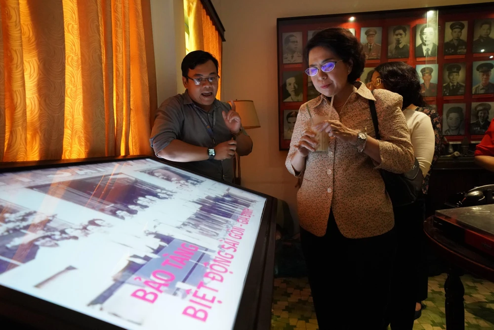 Hướng dẫn viên giới thiệu về lịch sử hình thành, phát triển, những trận đánh, các di tích còn lại của lực lượng biệt động Sài Gòn thông qua một màn hình chạm. Hướng dẫn viên giới thiệu về lịch sử hình thành, phát triển, những trận đánh, các di tích còn lại của lực lượng biệt động Sài Gòn thông qua một màn hình chạm.