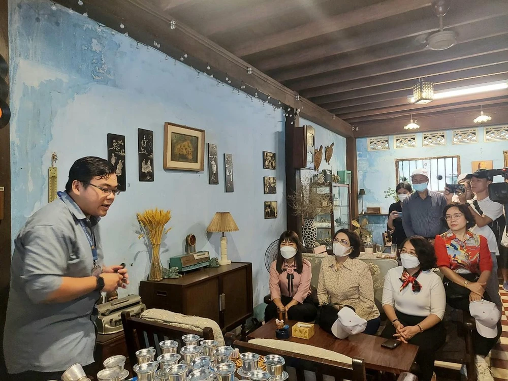 Điểm đến đầu tiên là hộp thư bí mật và hầm nổi tại Cafe Đỗ Phủ (113A Đặng Dung, phường Tân Định,quận 1, TP.HCM). Điểm đến đầu tiên là hộp thư bí mật và hầm nổi tại Cafe Đỗ Phủ (113A Đặng Dung, phường Tân Định,quận 1, TP.HCM).