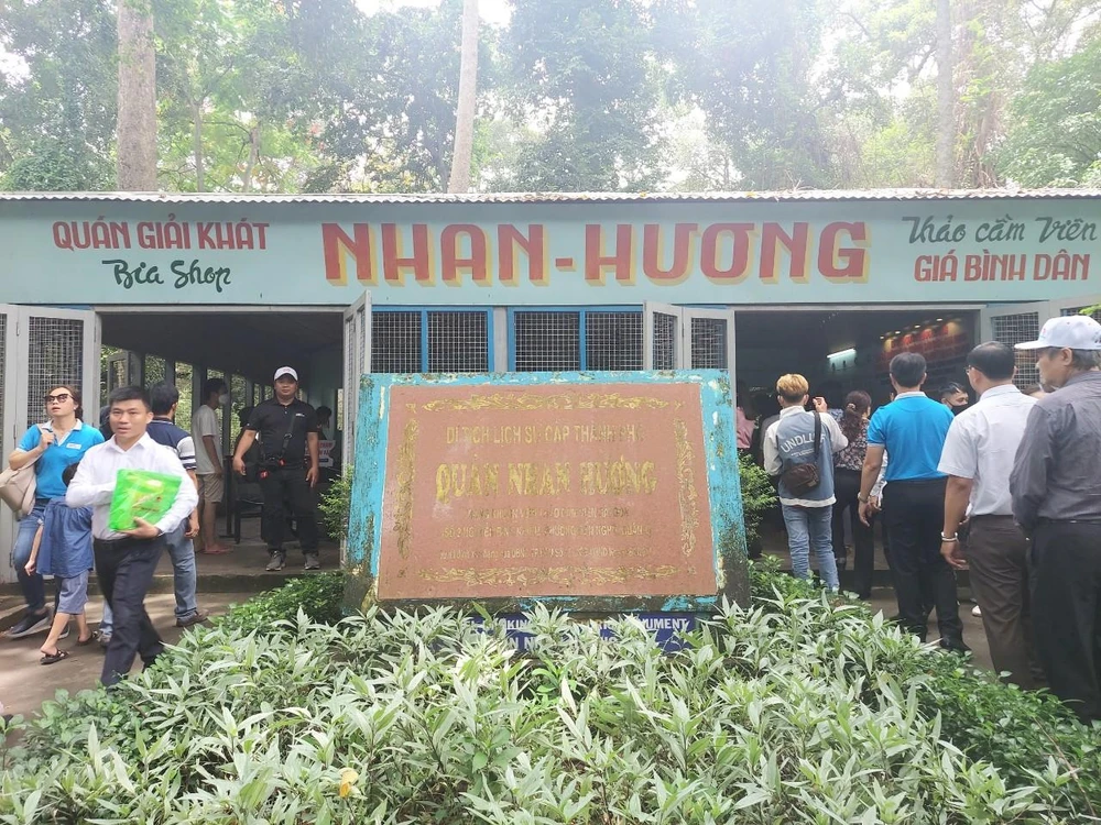 Nhan Hương Quán trong khuôn viên của Thảo Cầm Viên là cơ sở bí mật của lực lượng biệt động Sài Gòn. Nhan Hương Quán trong khuôn viên của Thảo Cầm Viên là cơ sở bí mật của lực lượng biệt động Sài Gòn.