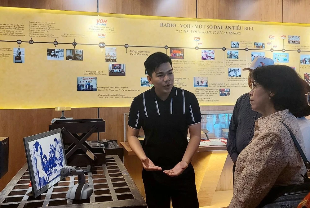 Đài Phát Thanh Thành phố (VOH) là điểm đến thứ ba của chuyến tham quan. Đài Phát Thanh Thành phố (VOH) là điểm đến thứ ba của chuyến tham quan.