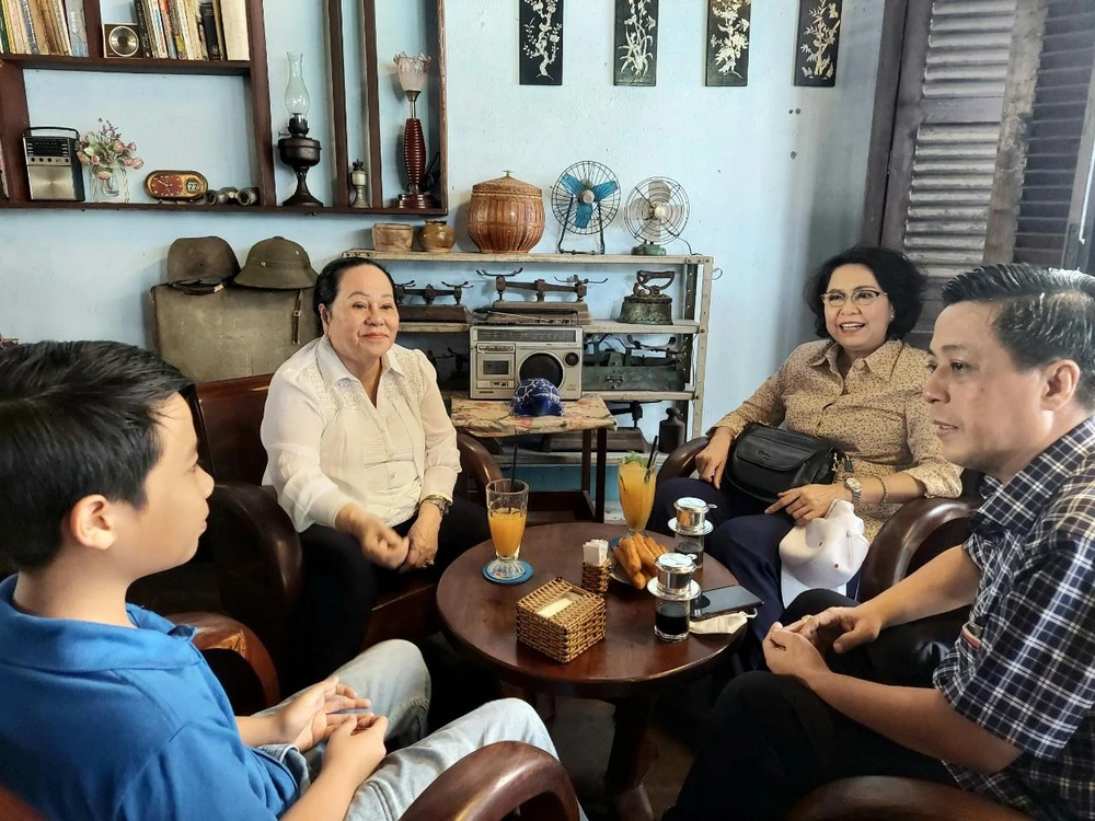 Bà Tô Thị Bích Châu trò chuyện cùng ông Trần Vũ Bình (một trong sáu người con của ông Trần Văn Lai - Một biệt động Sài Gòn ngày ấy). Bà Tô Thị Bích Châu trò chuyện cùng ông Trần Vũ Bình (một trong sáu người con của ông Trần Văn Lai - Một biệt động Sài Gòn ngày ấy).