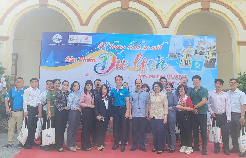 Hai tour du lịch “Ký ức Biệt động Sài Gòn” và “Quận 1 – Sống động Sài Gòn" do UBND quận 1 kết hợp cùng công ty Lữ hành Fiditour – Vietluxtour chính thức được ra mắt. Hai tour du lịch “Ký ức Biệt động Sài Gòn” và “Quận 1 – Sống động Sài Gòn" do UBND quận 1 kết hợp cùng công ty Lữ hành Fiditour – Vietluxtour chính thức được ra mắt.