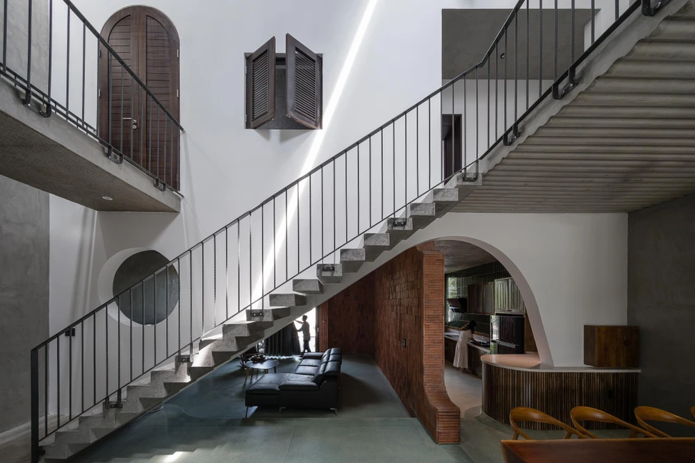 Phòng khách và phòng bếp ngăn cách với nhau một bức tường.