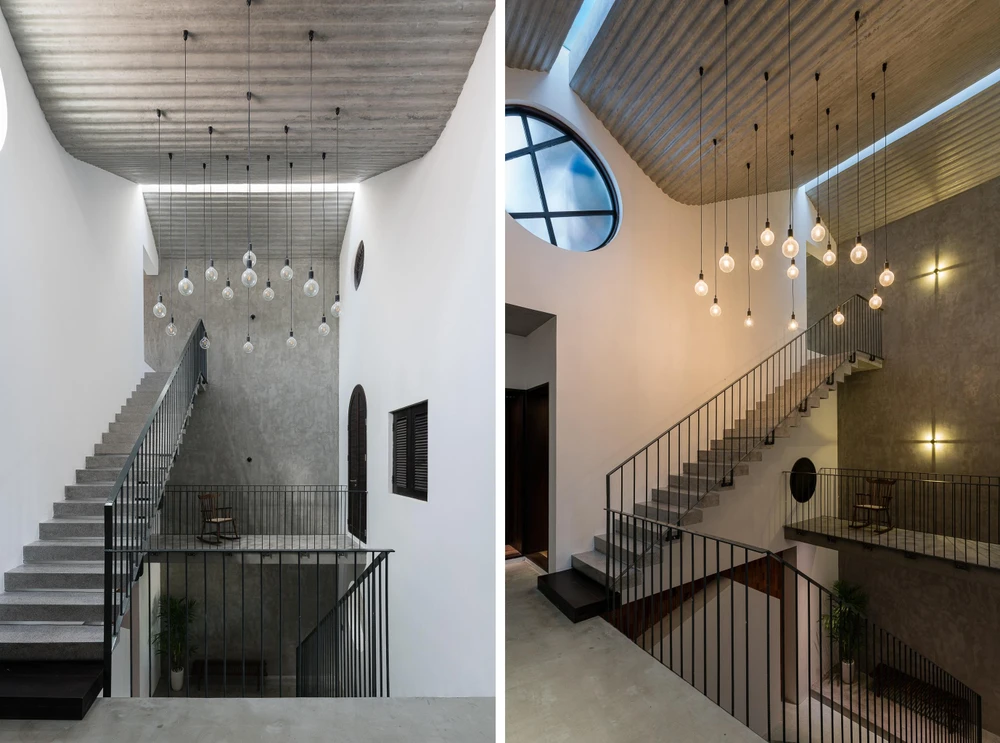 Từ tầng trệt lên theo hành lang cầu thang, trước khi bước vào các không gian phòng ngủ.