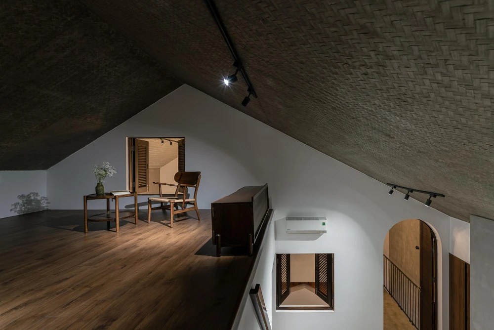 Tầng hai bao gồm bốn phòng ngủ, có hiên kết nối và sảnh sinh hoạt chung.