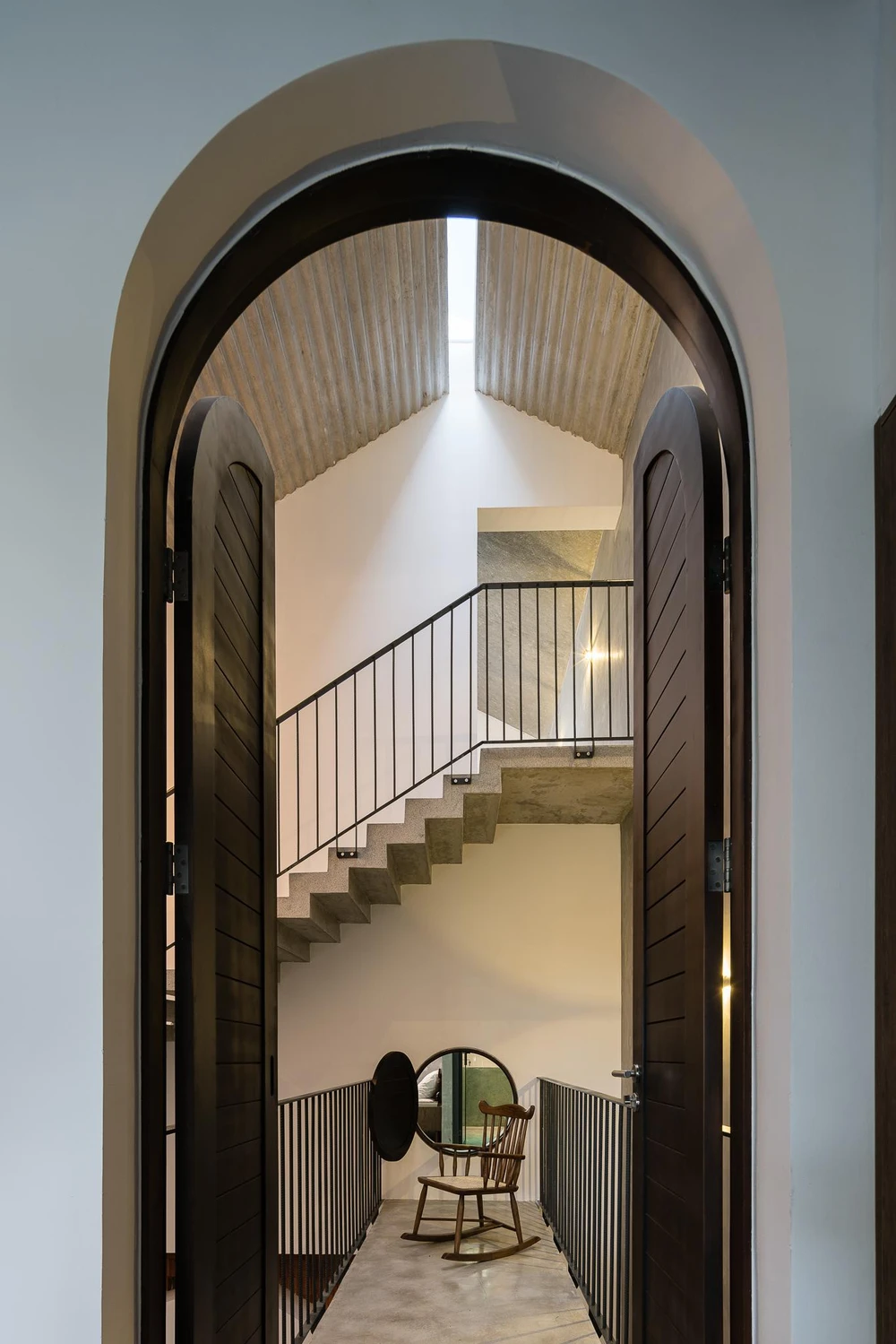 Cửa gỗ được lắp đặt xuyên suốt. Cửa bên trong mở ra không gian chung và khu vườn bên ngoài.