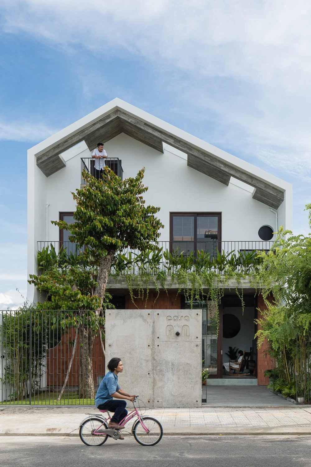 Ngôi nhà có diện tích 216 m² ở TP Đà Nẵng, thiết kế bởi kiến trúc sư Hinzstudio.