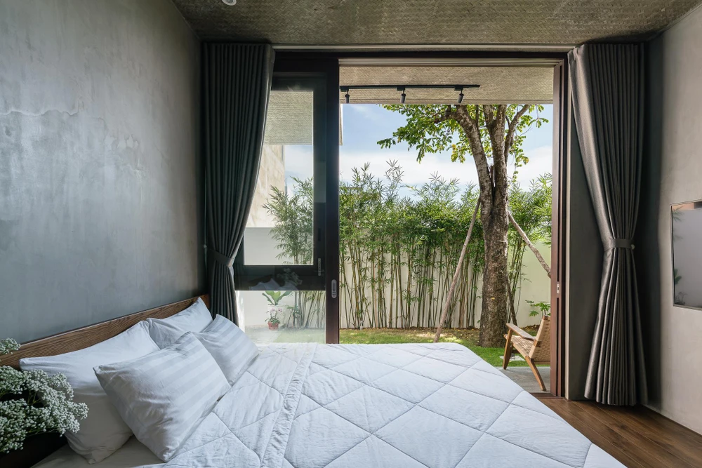 Phòng ngủ ở tầng một mở ra không gian yên tĩnh sau nhà.