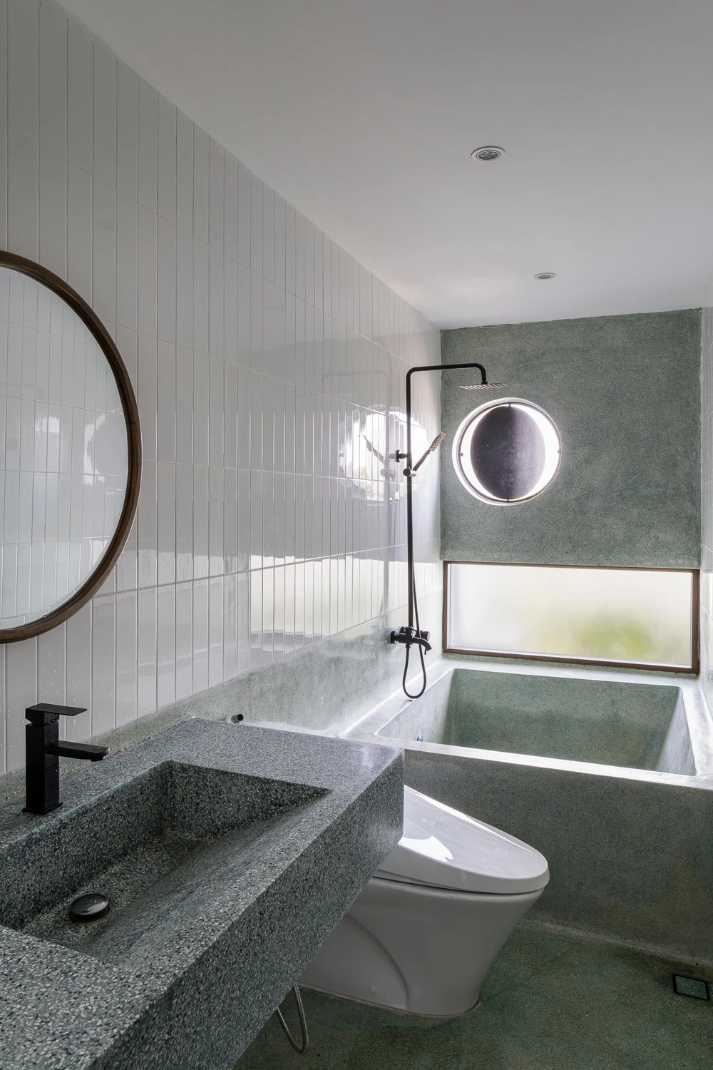 Khu tắm đứng và bồn tắm kết hợp với nhau.