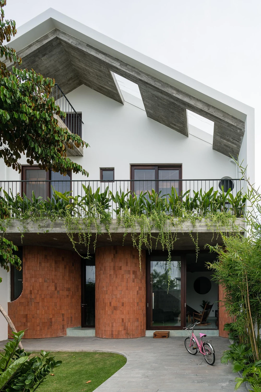 Ngôi nhà là tổ ấm của gia đình ba thế hệ.