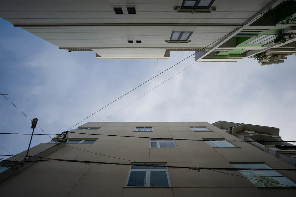 Theo đó, công trình trên mảnh đất 4x16 m có hai mặt giáp đường và hình dáng hẹp và dài.