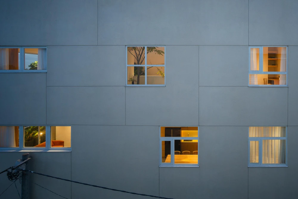 Các không gian chức năng được bố trí phía mặt tiền có thể tối đa hóa được việc khai thác tầm nhìn, thông gió và chiếu sáng.