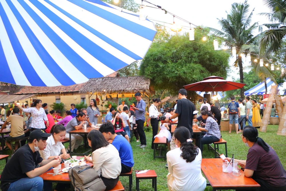 Từ ngày khai mạc, lễ hội đã thu hút đông đảo thực khách đến tham quan và thưởng thức.