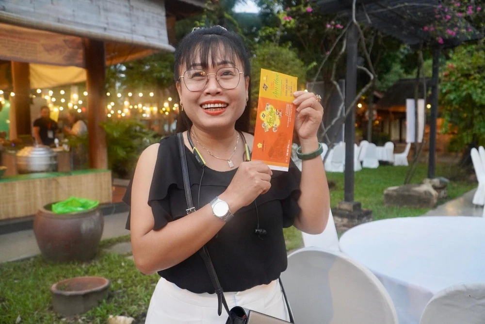 Du khách mua vé vào cổng có đính kèm coupon để sử dụng dịch vụ, với giá vé trọn gói 200.000 đồng/người lớn bao gồm các coupon mệnh giá 10.000 và 20.000 đồng. Trẻ em cao dưới 1,4 m đi cùng người lớn sẽ được miễn phí.