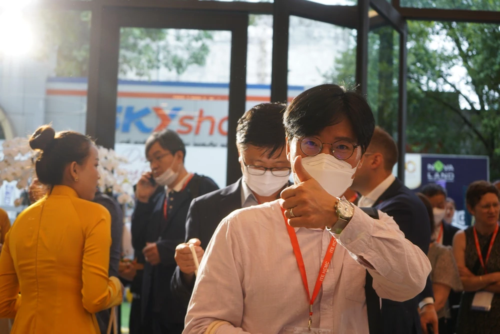 Người thăm quan và giới báo chí quốc tế tham dự chương trình khảo sát sản phẩm và dịch vụ du lịch.