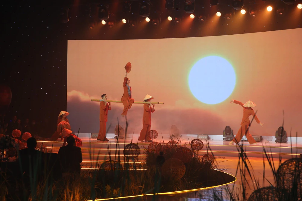 Liên khúc về Hạt gạo làng ta, Ngày mùa được biểu diễn tại đêm gala. Liên khúc về Hạt gạo làng ta, Ngày mùa được biểu diễn tại đêm gala.