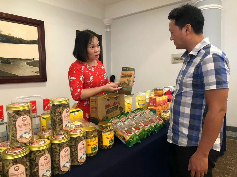 Tỉnh Bắc Kạn giới thiệu đặc sản của địa phương tại hội nghị xúc tiến.