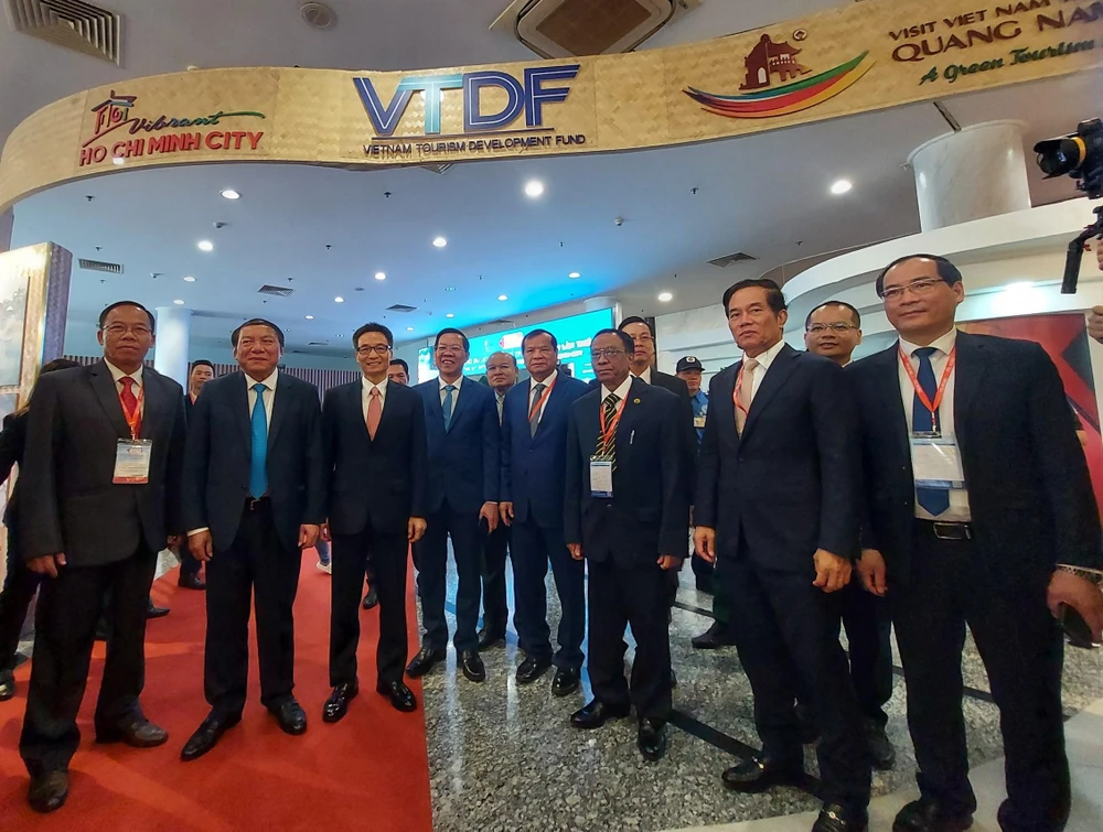 Phó Thủ tướng Chính phủ Vũ Đức Đam cùng các đại biểu tham quan các gian hàng tại hội chợ Du lịch quốc tế.