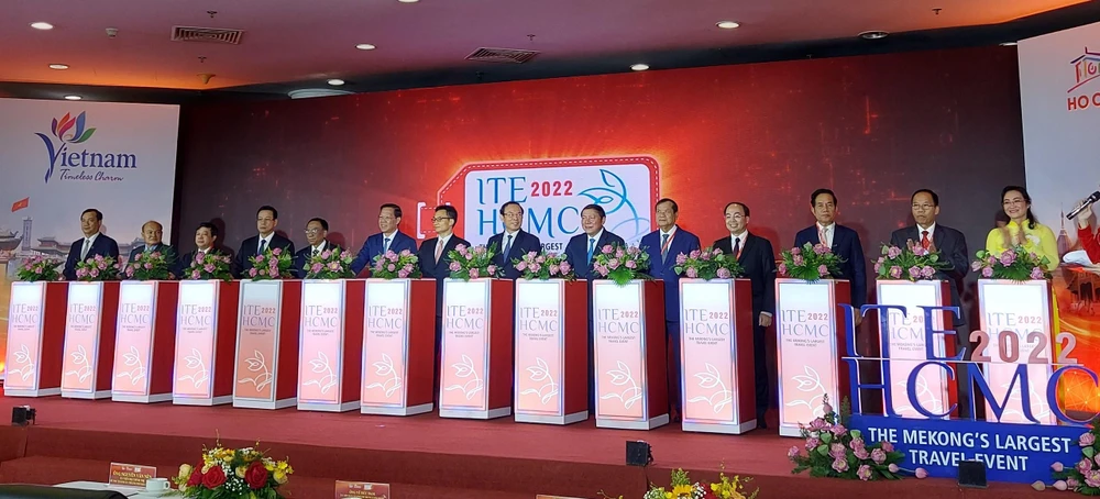 Lãnh đạo Chính phủ, địa phương và đại diện Bộ Du lịch Campuchia, Lào, Myanmar, Thái Lan thực hiện nghi thức khai mạc.