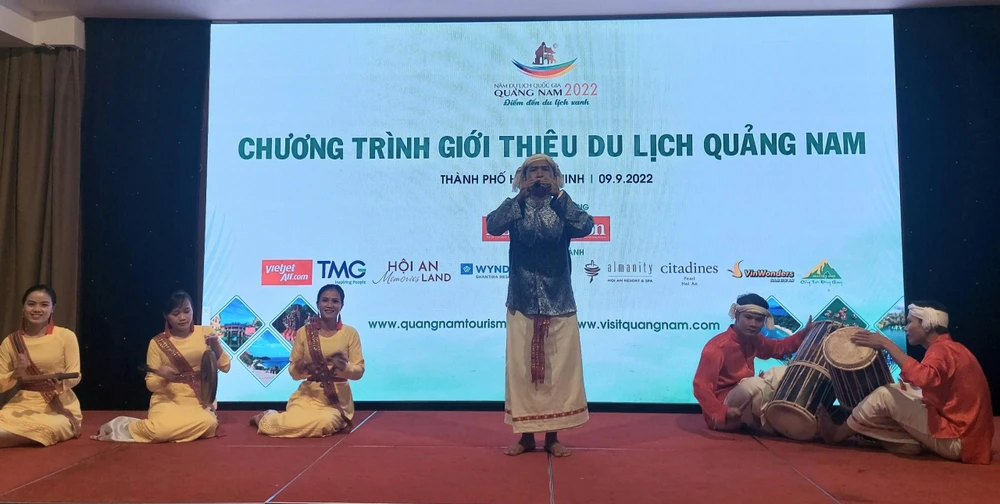 Tiết mục kèn saranai của nghệ sĩ Chăm được biểu diễn chương trình.