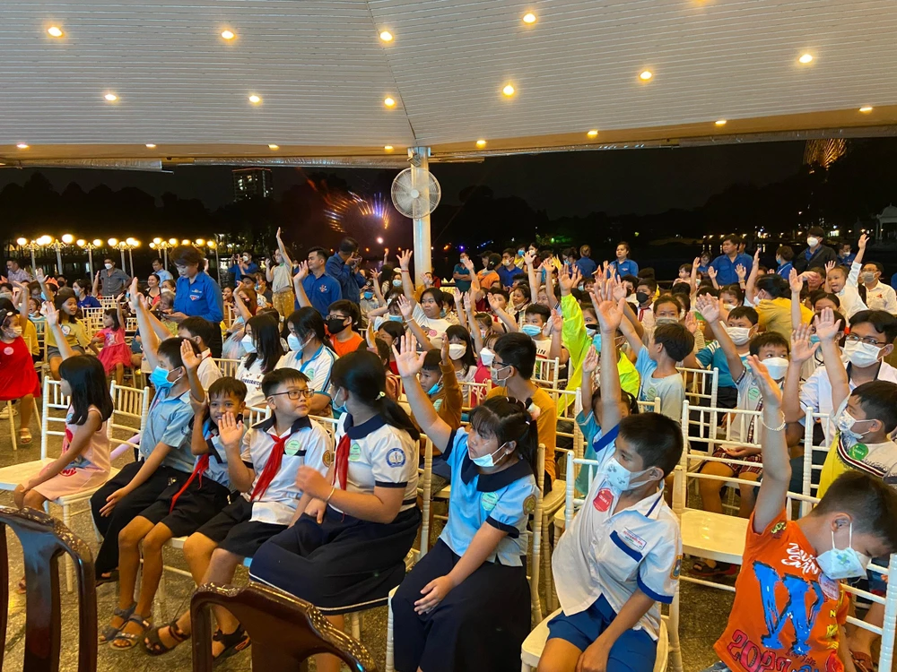 Chương trình Ngày hội Trung thu lần thứ 16 dành cho 500 trẻ em mồ côi do dịch COVID-19.