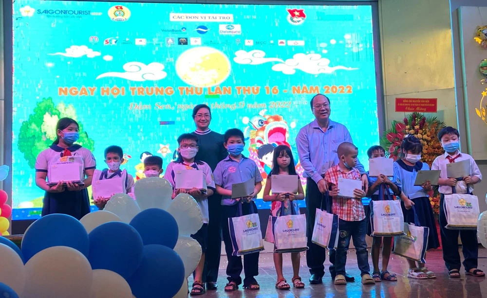 Không chỉ nhận các phần quà như bánh Trung thu, các em còn được tặng kèm theo tiền mặt.