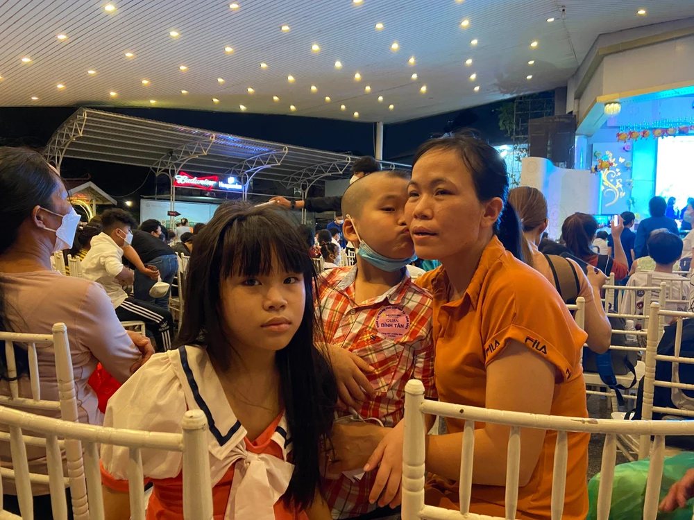 Chị Phan Thị Huyệt (chồng mất vì dịch COVID-19) dẫn hai con nhỏ đến ngày hội Trung thu.