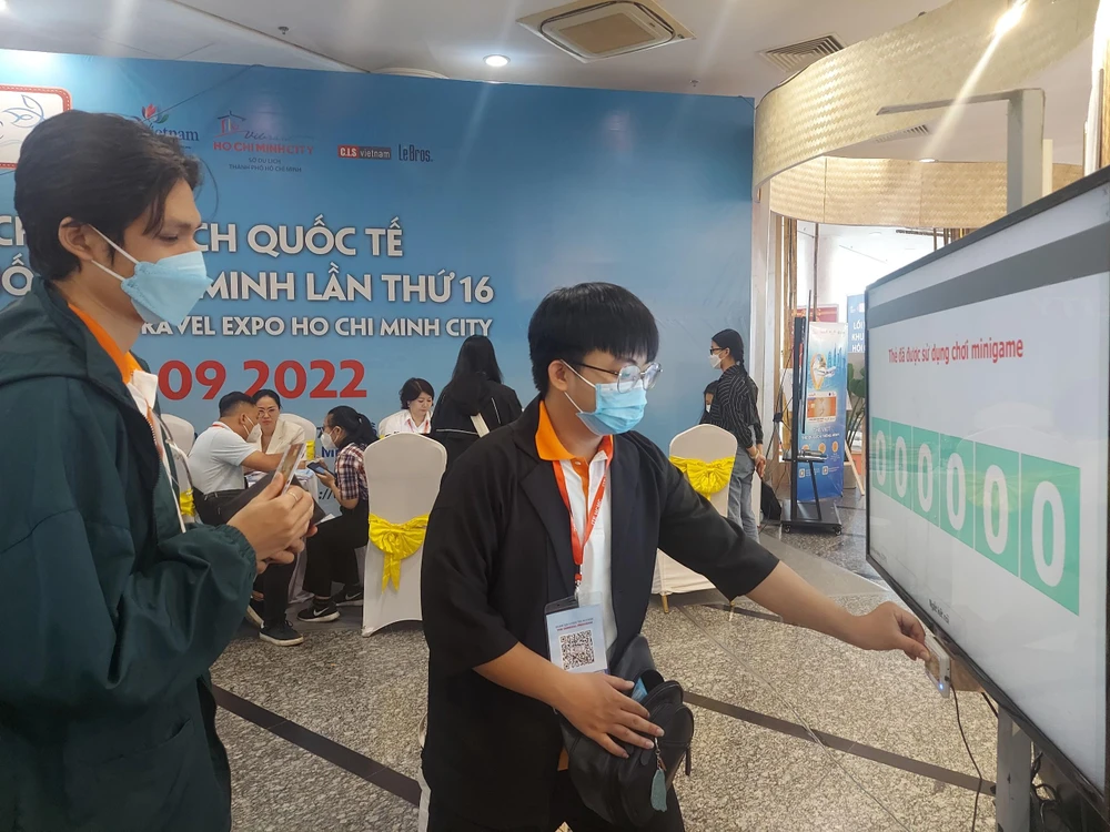 Nhiều ưu đãi hấp dẫn cho khách khi phát hành Thẻ Việt. Ảnh: THU TRINH.