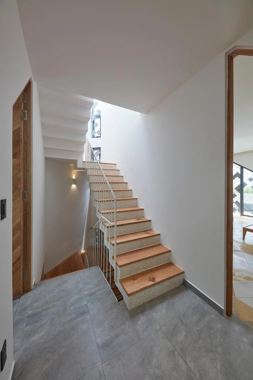 Căn nhà cũ và chia quá nhiều phòng ốc thừa thãi nên kiến trúc sư chọn cách chia mới là những hình tam giác cắt xéo qua mặt bằng cũ.