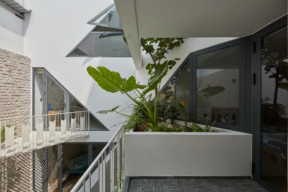 Từ đó, cách làm của kiến trúc sư tạo nên những phòng ở với những góc chia mới lạ tiếp cận được các vị trí có lợi cho việc thông thoáng như giếng trời, sân trong và trục giao thông mới.