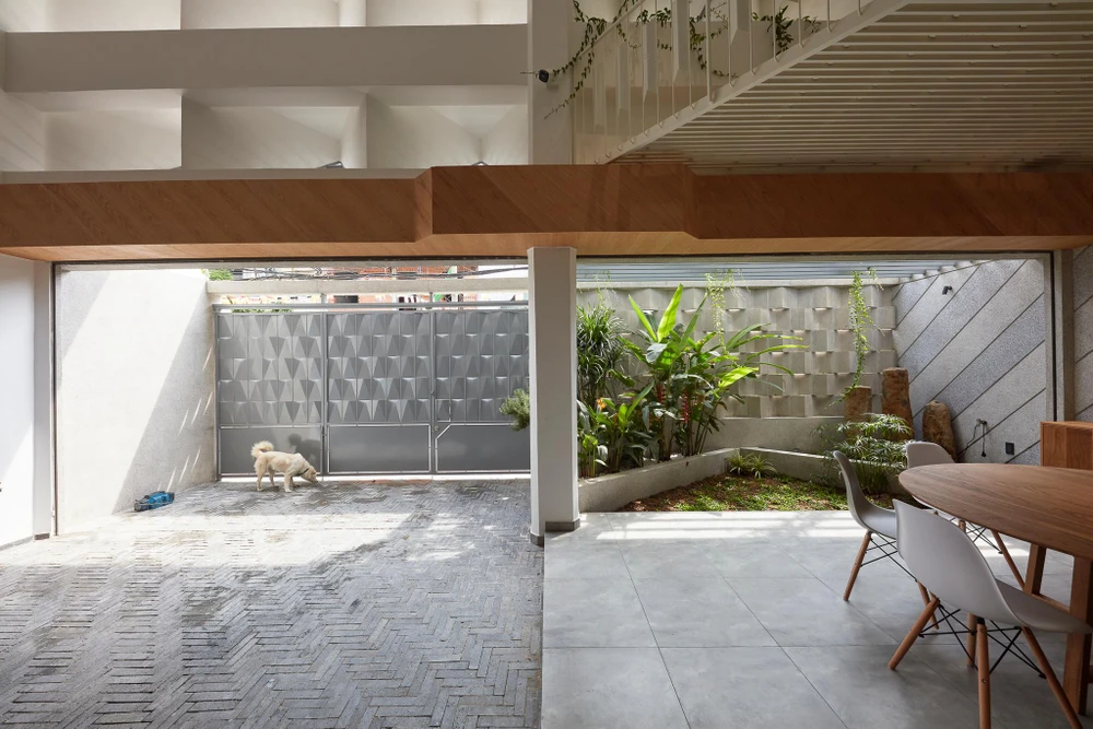 Sảnh đậu xe phía trước sân nhà rộng, thoáng, liên thông với không gian sinh hoạt bên trong.