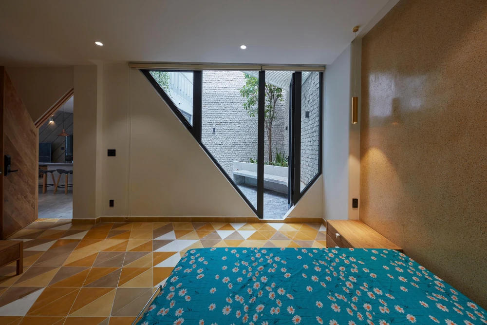 Các phòng mà còn mở ra giếng trời, sân trong và lõi lưu thông mới, giúp tối ưu hóa ánh sáng tự nhiên.