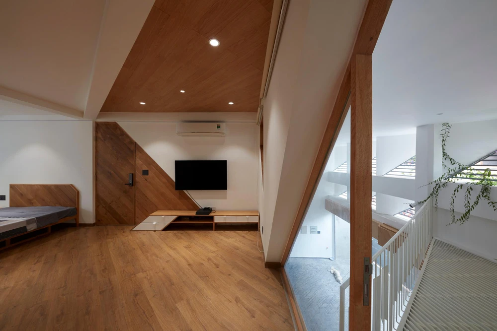 Vì ngôi nhà cũ có bố cục hình chữ nhật điển hình với quá nhiều phòng nhỏ, kiến trúc sư đã thổi luồng sinh khí mới vào không gian sống bằng cách tích hợp mô hình thứ hai nghiêng 45 độ so với mô hình ban đầu