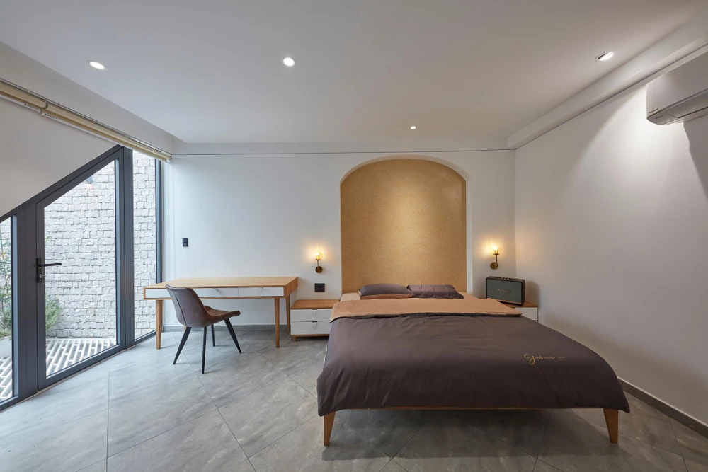 Kết hợp chất liệu trên là đá mài đá rửa, các vân gỗ xéo và bông gió họa tiết tam giác làm nên sự thống nhất và thô mộc có nét đặc trưng riêng cho phần nội-ngoại thất.