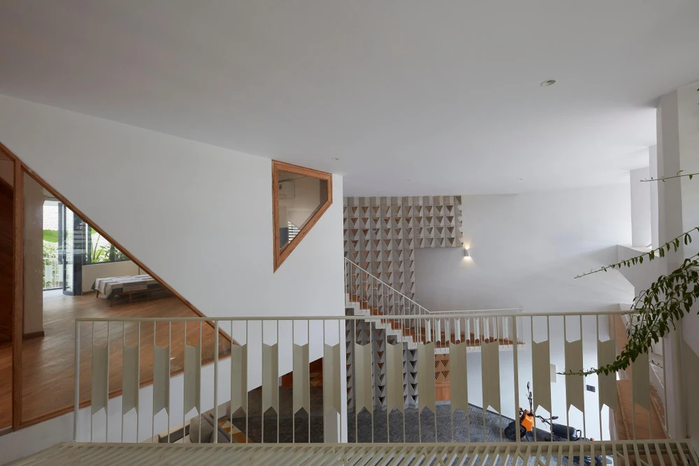 Ngoài ra, hệ thống gạch khí giúp toàn bộ công trình trở nên thoáng mát.