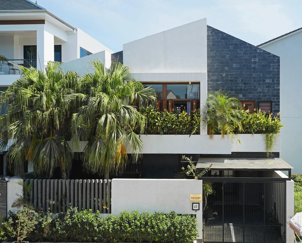 12×14 house tọa lạc tại tỉnh Hà Tĩnh, thuộc vùng Bắc Trung Bộ với khí hậu nóng ẩm khắc nghiệt.