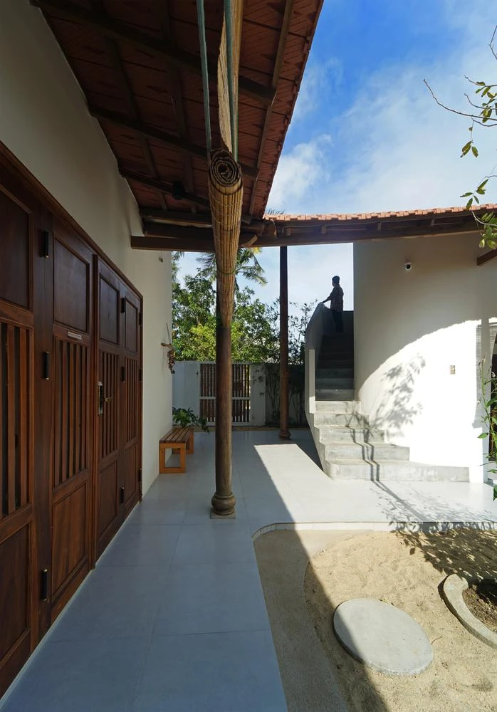 Nằm trong một làng chài nhỏ, ngói đỏ và cát biển là vật liệu mà người dân địa phương thường sử dụng.