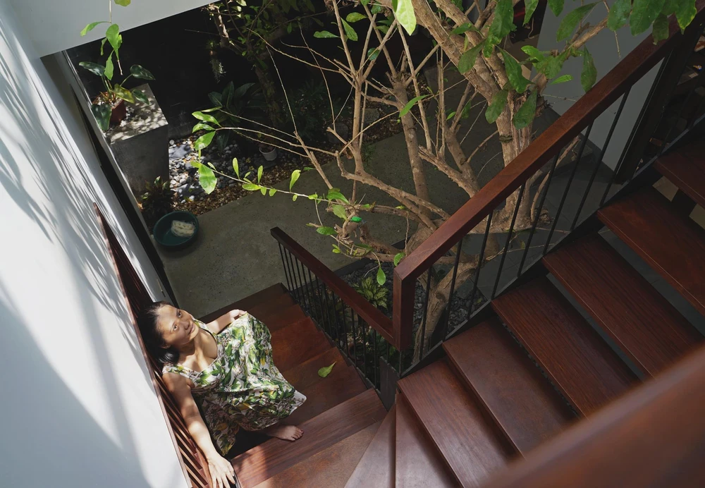 Không gian này bố trí xen kẽ cây xanh, cùng với các loại vật liệu thô mộc như gạch thẻ, đá tự nhiên