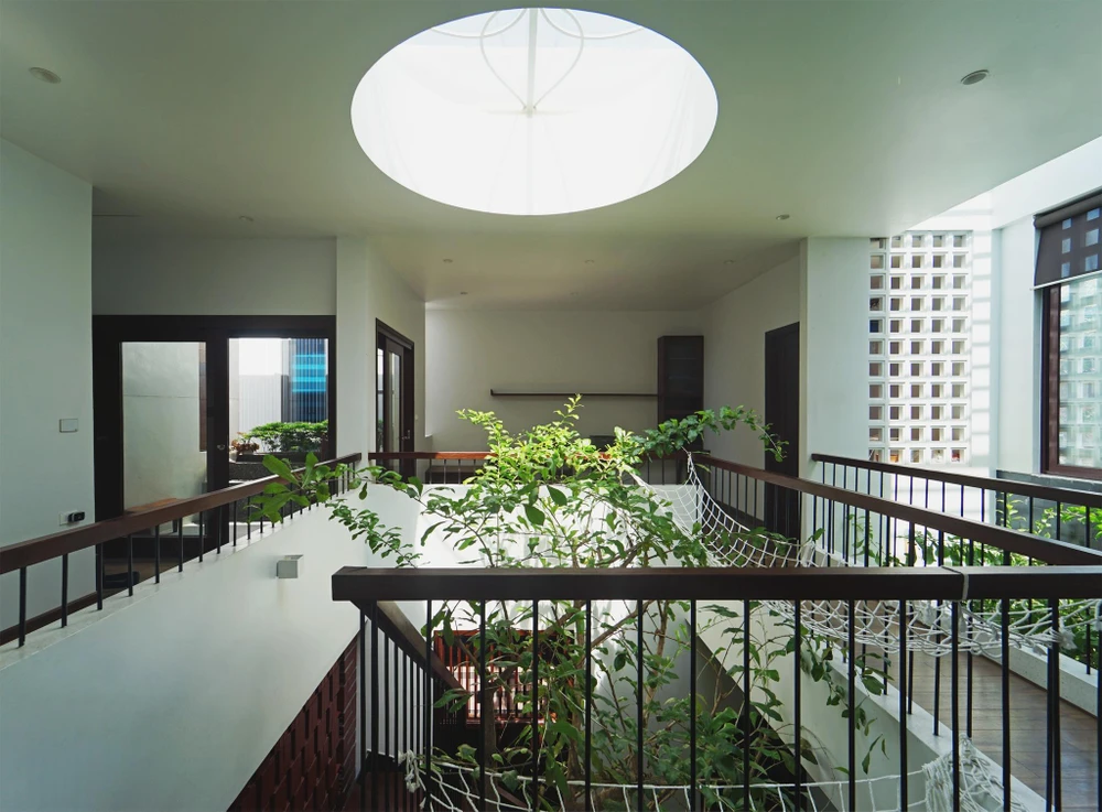 Trung tâm của 12×14 house là giếng trời kết hợp thông tầng.