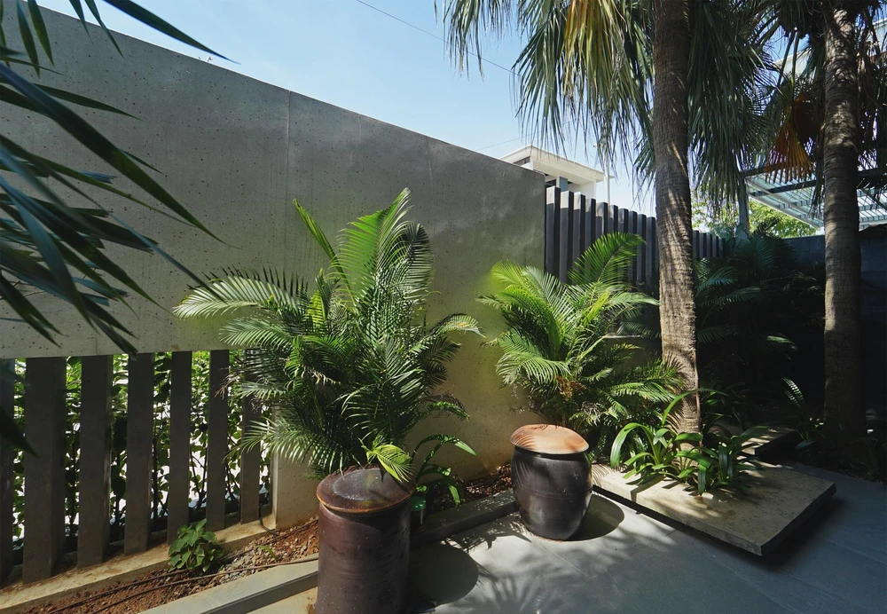 Do đó, kiến trúc sư IZ Architects cần tạo một công trình có độ thông gió cao, che chắn được tác động của thời tiết.