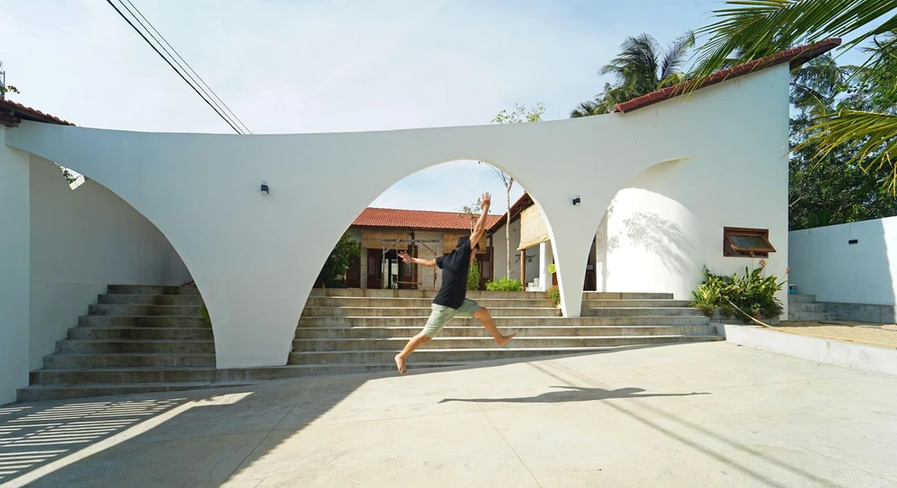 Vì đây là vùng có khí hậu nóng, địa hình nhiều cát nên kiến trúc sư IZ Architects rất chú trọng giải quyết vấn đề khí hậu cho công trình này.