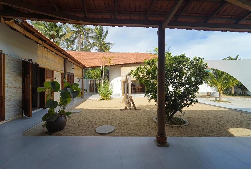 "Nhà Mình" được mở ra các hướng gió mát, các hướng nắng gay gắt đều được che chắn.