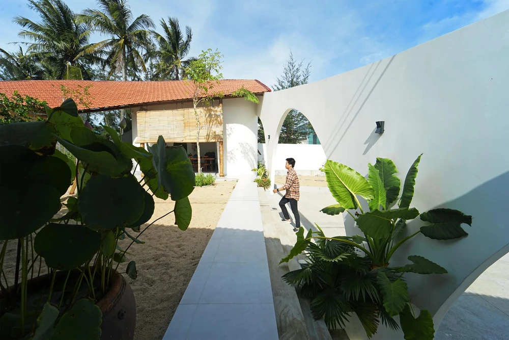 Để làm dịu mát, kiến trúc sư bố trí nhiều cây xanh ở các khoảng trống, xung quanh lối dẫn vào không gian ở.